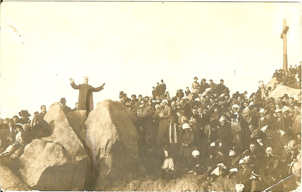 1913年復活節主日，范戴克在加州河濱市的路畢多山(Mount Rubidoux)佈道，為眾人禱告。