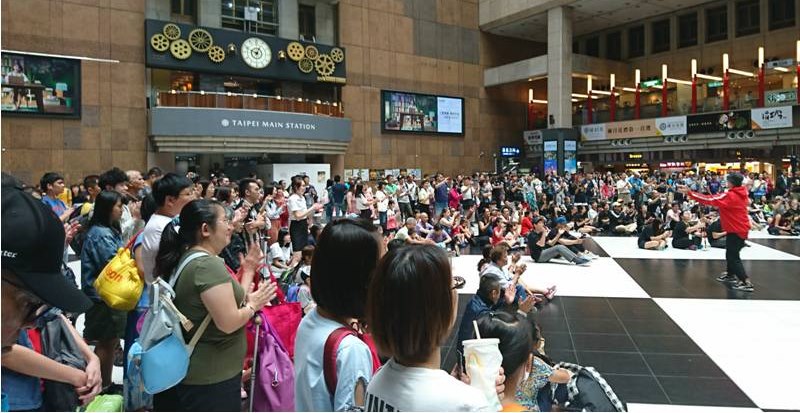 Project Dance六月2日于台北车站，用连续四小时不间断地舞动方式来祝福这片土地。