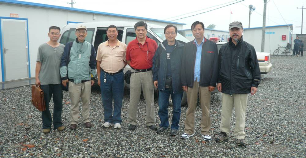 汤启康(左二)目前为爱德基金会(香港)执行总干事，曾前往大陆，参与地震灾区的重建工作。