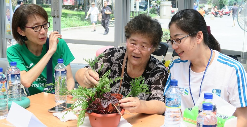 大刘阿姨（中）在志工陪伴下参与活化歷史活动。