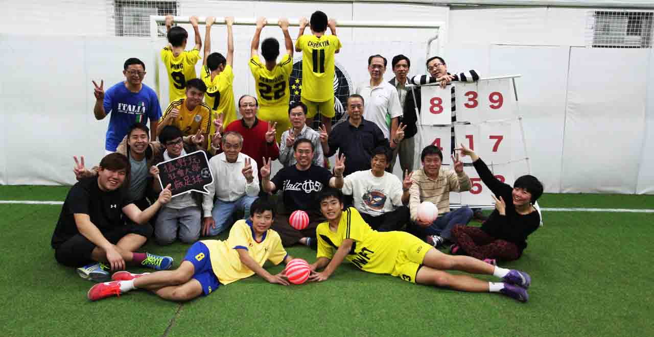 足球是香港不同世代的共同语言，搵嘢玩大学曾举办足球活动，让煺休男士和年轻人同场，一显身手。