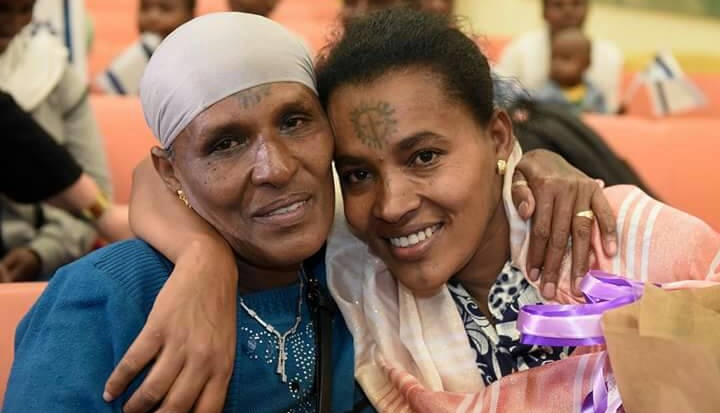 過去一年迎接的衣索匹亞猶太人，可在部份人的額頭上看到十字架的紋面。