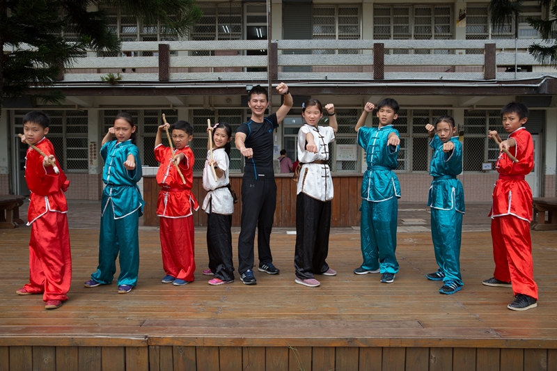 小小遊學生學習武術文化。