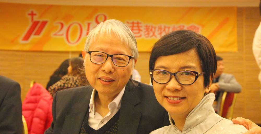 何罗乃萱的丈夫是「中国基督教播道会同福堂」主任牧师何志涤。