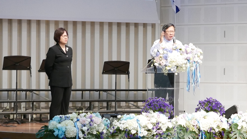 全國禱告網絡總幹事潘劉玉霞牧師(左)與章啟明長老(右)為以色列禱告。