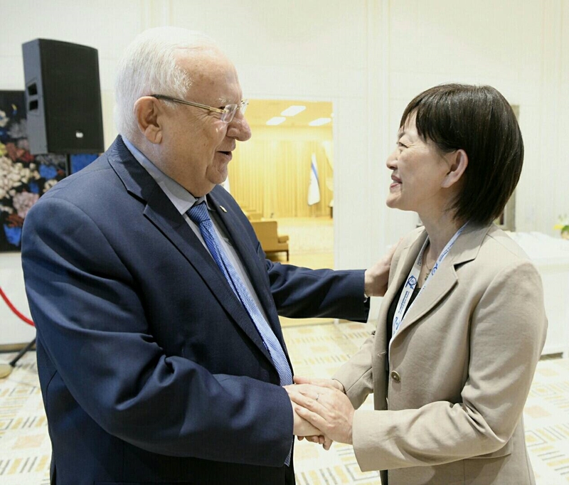 以色列总统鲁文•李佛林接见得奖者沈孝芬。