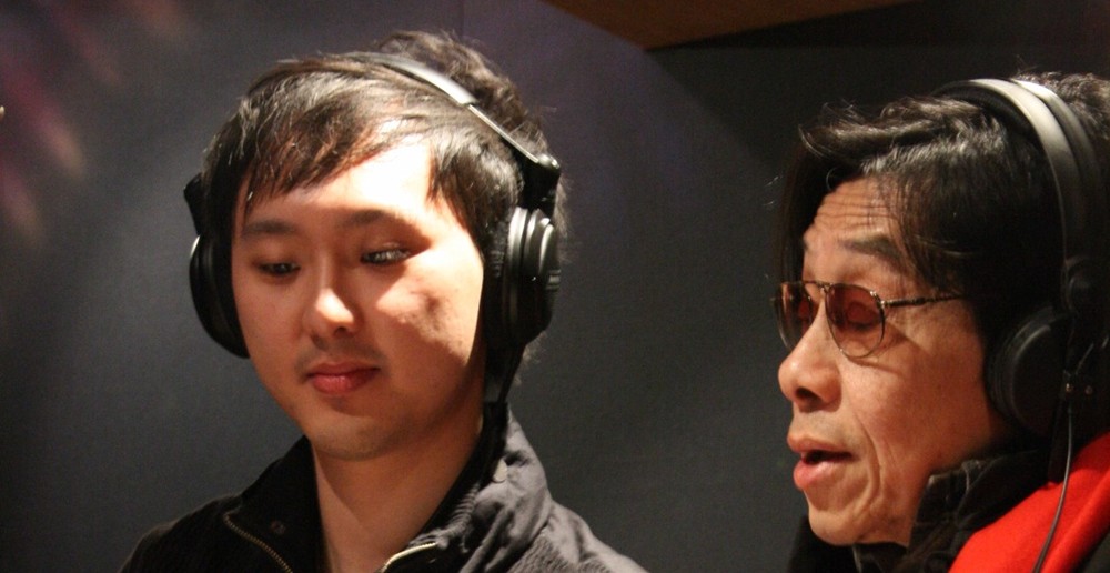 鍾氏兄弟在推出首張專輯前，著名音樂人泰迪羅賓(右)聽過他們的樣本歌曲，即使不是信徒，也深受感動，並鼓勵他們推出。