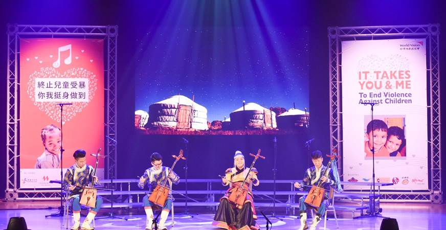 蓝天合唱团团员带来蒙古传统乐器马头琴四重奏。