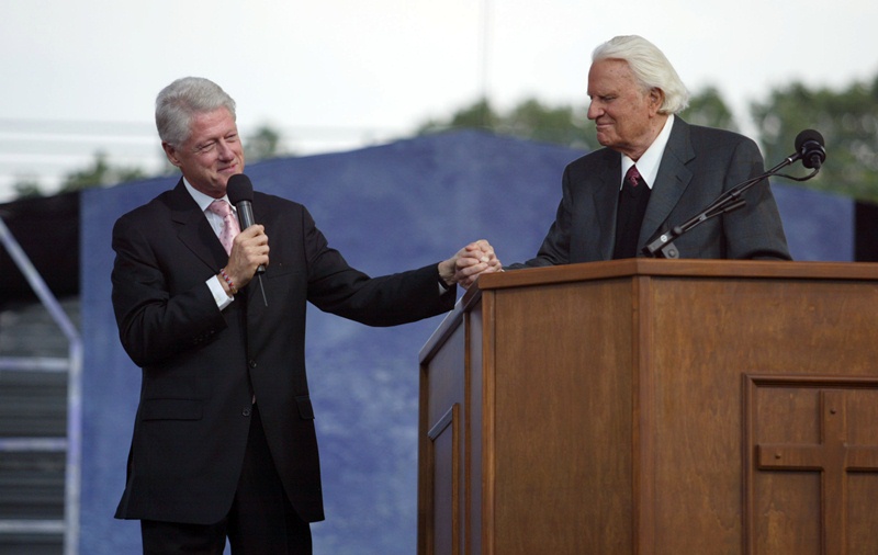 前美国总统柯林顿(图左)与葛理翰牧师(图右)。