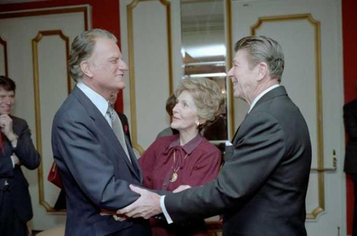 第40屆美國總統雷根（Ronald Reagan）與妻子，熱情接待葛理翰牧師。