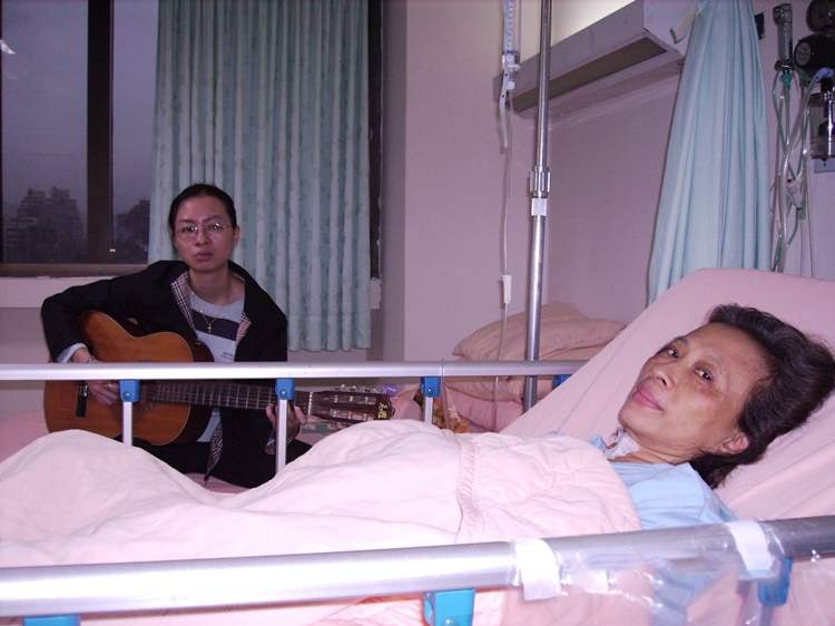 玛莉师母大手术前一晚，女儿周安琦在病床前弹吉他唱诗歌安慰母亲的心。