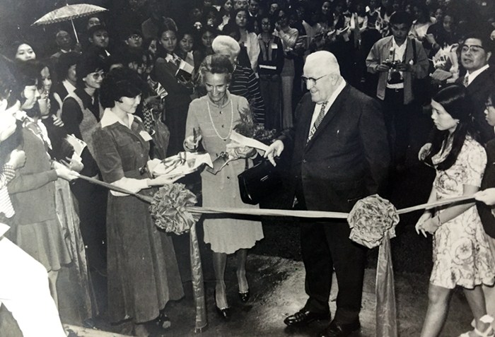 1975年11月，葛理翰师母钟路得（Ruth Graham）(图中)与贾嘉美牧师(右2)，共同为基督书院第二栋女学生宿舍Bill and Ruth Building剪綵。
