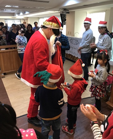 聖誕節特別活動，學生扮起聖誕老人，向孩子們發糖果。
