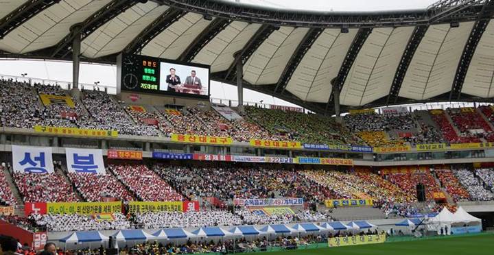逾12萬基督徒聚集在世界盃體育館。