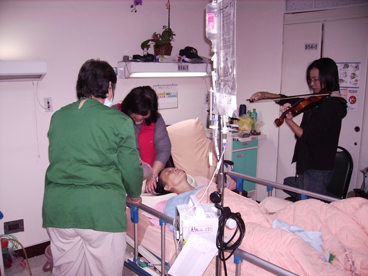 周安琦常在病房拉小提琴，一曲曲的诗歌音乐陪伴病苦中的妈妈。