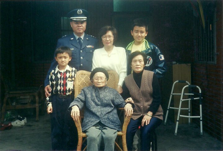 當年身為空軍中校的大兒子杜蓉禎(後排左一)在過年時，帶著妻兒與老祖母、奶奶合影。