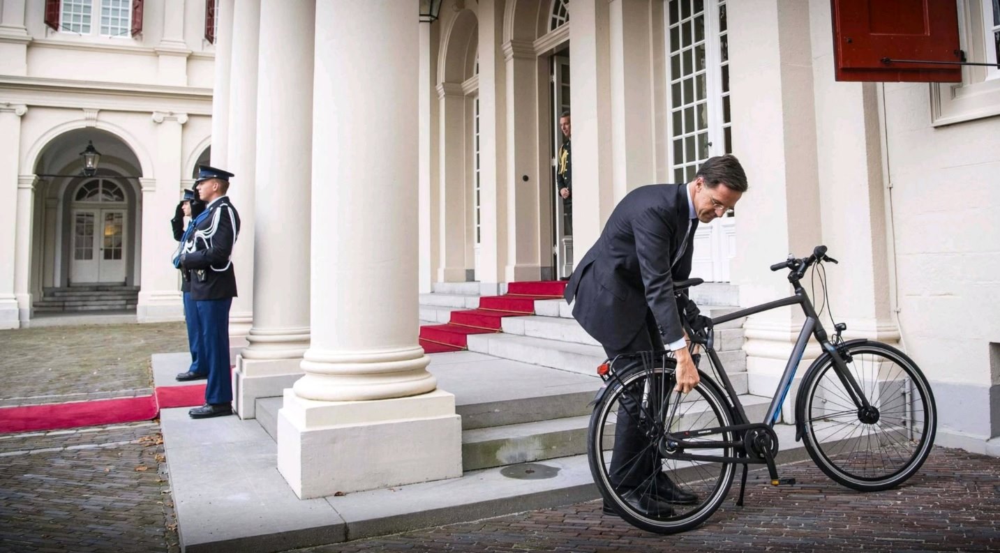去(2017)年，吕特骑着单车到王宫与国王开会。