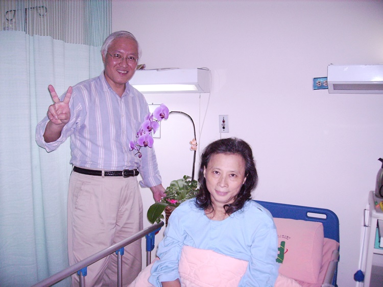 周陳瑪莉師母住院期間，先生周克成牧師與兒女三人24小時輪班照顧