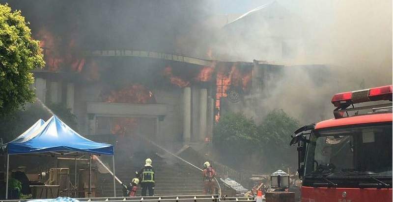 大火吞噬了整個餐廳建築，澎湖縣消防單位及縣民積極參與救災工作。