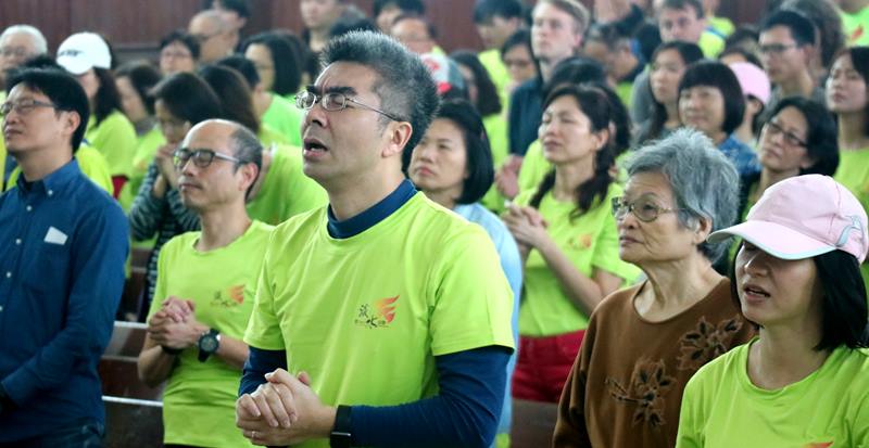 庄育铭牧师在宣教復兴祷告会上祷告。提到宣教，其心中往往有一股热火，像马偕当年来到台湾传福音一样，能继续把这个种子传到台湾的大乡小镇。