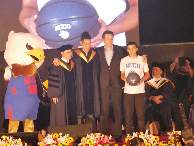 林書豪受政大雄鷹籃球隊榮譽領隊姜豐年學長的邀請，成為畢業典禮致詞貴賓。