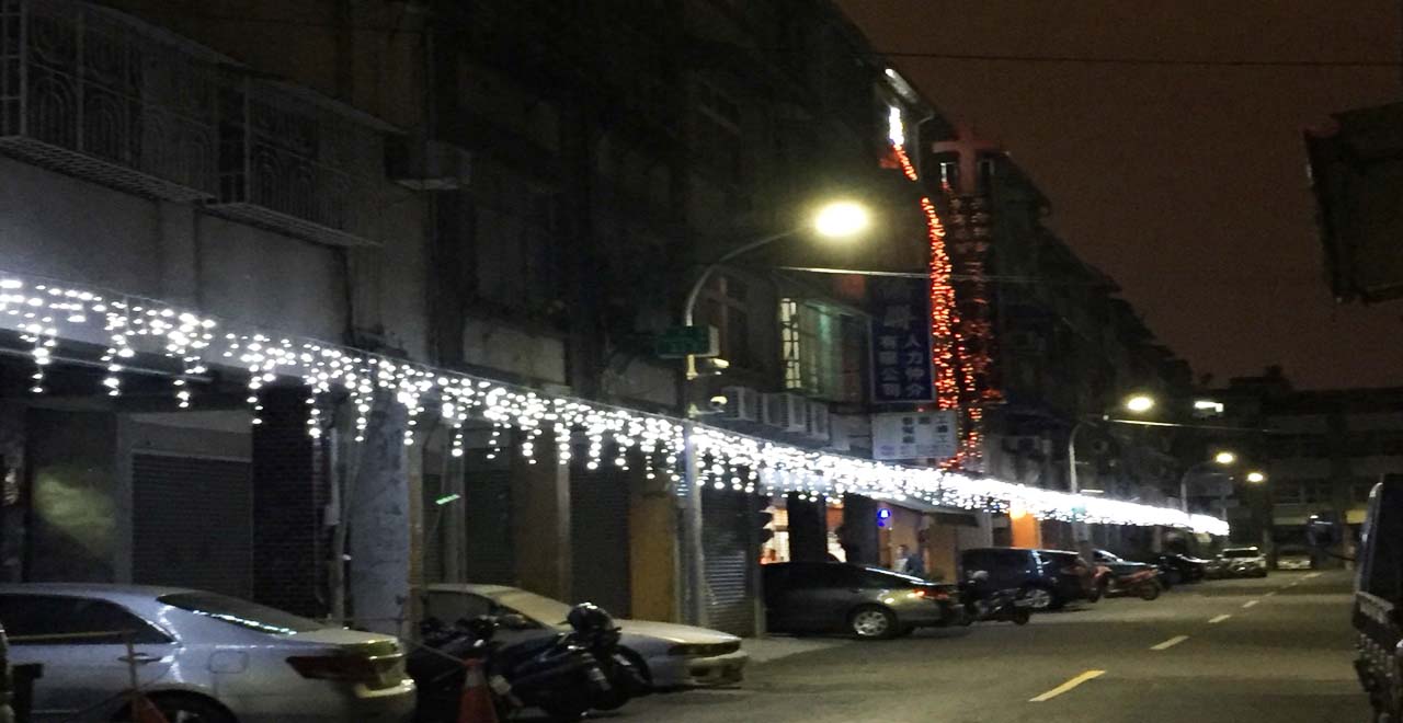在高雄天宮街這條充滿道壇、宮廟的巷道中，由高雄市議會贊助經費，點亮整條街的聖誕燈，歡慶聖誕節。