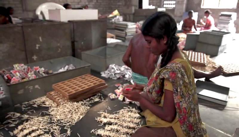 每天工作超过12小时，手脚疼痛不堪得天天敷药，曾是印度女孩娜莎的日常，也是许多印度童工的缩影。