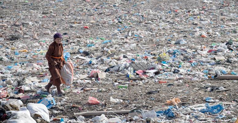 在烏蘭巴托市郊，許多家庭因為貧窮，只好住在垃圾場附近，靠著在垃圾堆中撿拾回收物品，賺取每天最多4美元的收入。