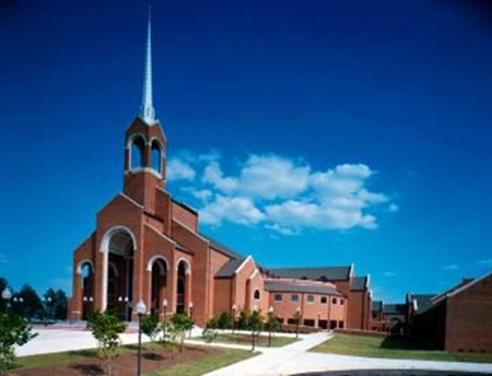 位于美国阿拉巴马州的石楠木长老教会（Briarwood Presbyterian Church）外观。