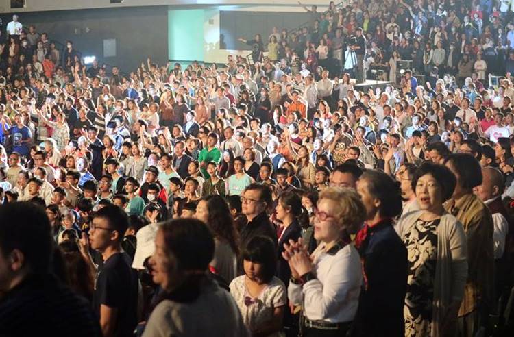 新竹联合復活节庆典，现场弟兄姊妹投入敬拜。