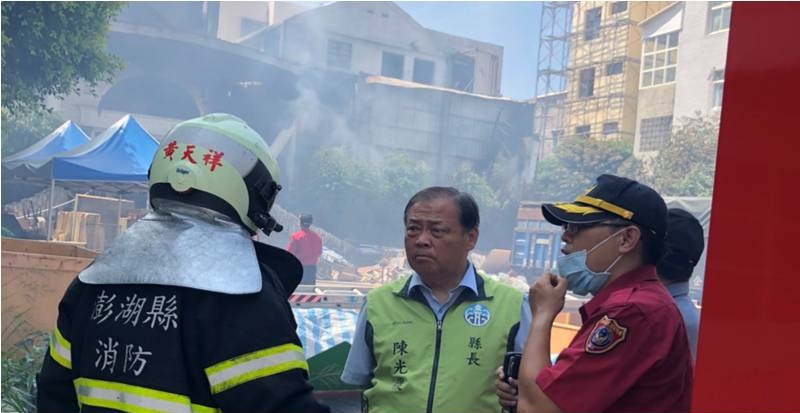 陳光復縣長親自趕赴火災現場協調救災工作。