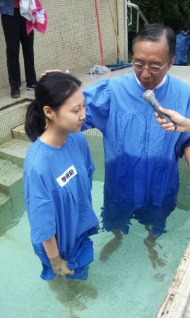 Sarena在牧师祝福下受洗，成为基督徒。
