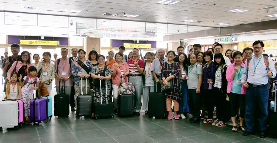 6月25日早上七點半，50多位參與特會的牧長家庭於台北車站集合。