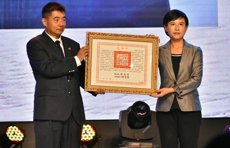 文化部部长郑丽君于会中代表总统颁发总统褒扬令，感谢孙越对社会的贡献。