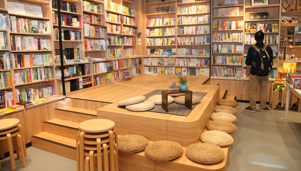 突破书廊佐敦店在2017年8月重新营业，加入地台，可进行音乐会或电影放映会等活动，平常也可供读者坐下休息阅读。