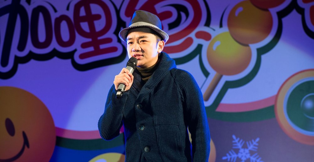 王祖藍用「咖哩魚蛋」方式，重新演繹不同版本的聖誕歌，為觀眾帶來驚喜。