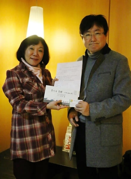 由Sakata製作公司社长坂田匠亲自送来134位员工的捐款。