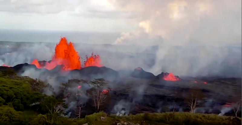 从火山上空外可看出熔岩爆发情况相当勐烈。
