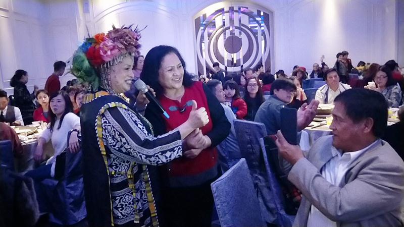 温梅桂牧师演唱时，与观众互动热络，不少人开心拿起手机拍照留念。