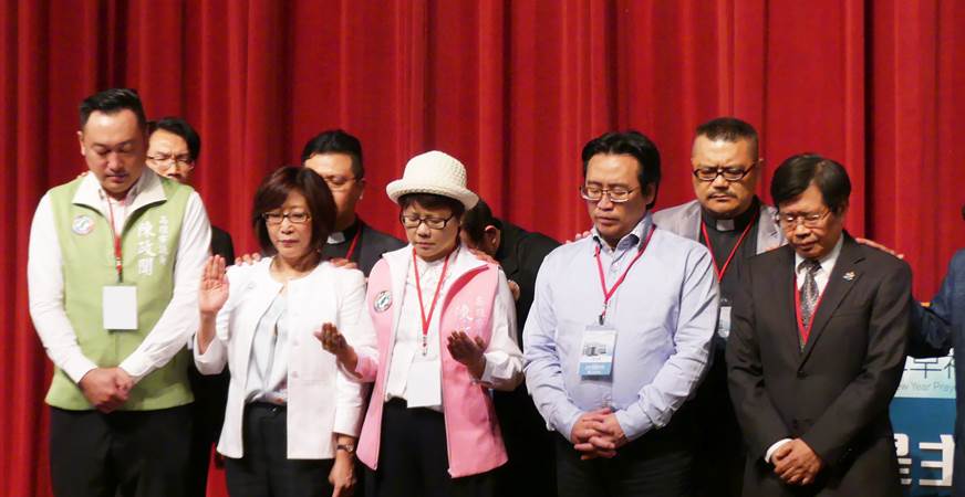 高雄市副市長楊明州(右一)及市府官員們，同心領受牧者祝福。