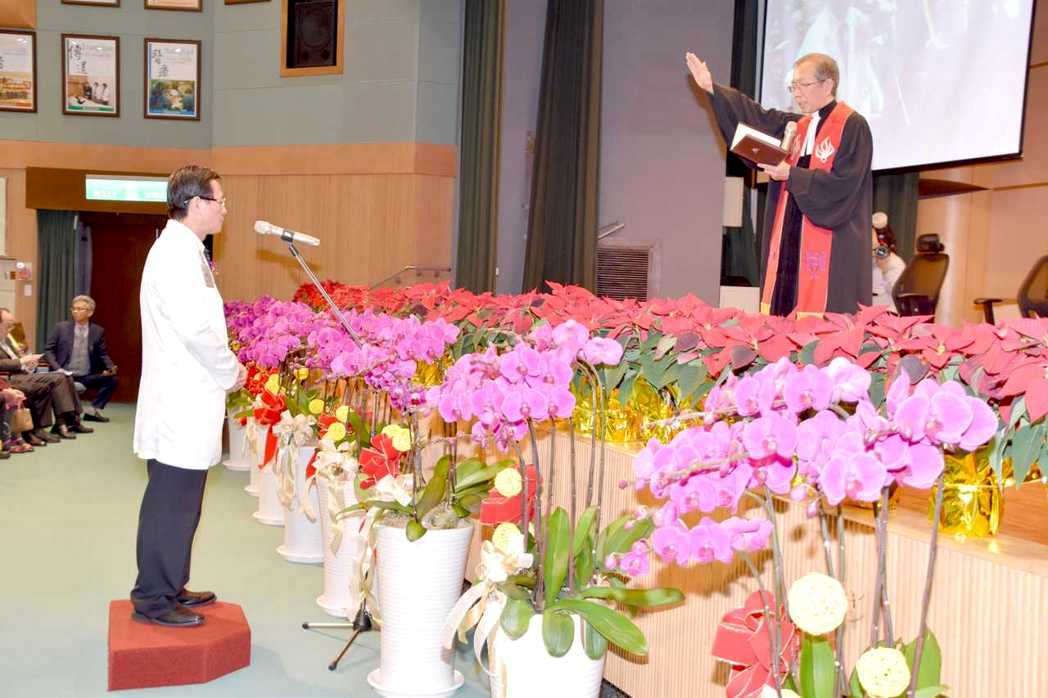 台灣基督長老教會第六十二屆議長陳明志牧師(台上者)為陳穆寬醫師主持授職典禮。