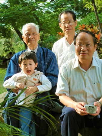江天顺(左一)牧师与两位儿子及曾孙的合照。右后方为次子江荣仁牧师，右前方为叁子—至非洲宣教的江荣义牧师。