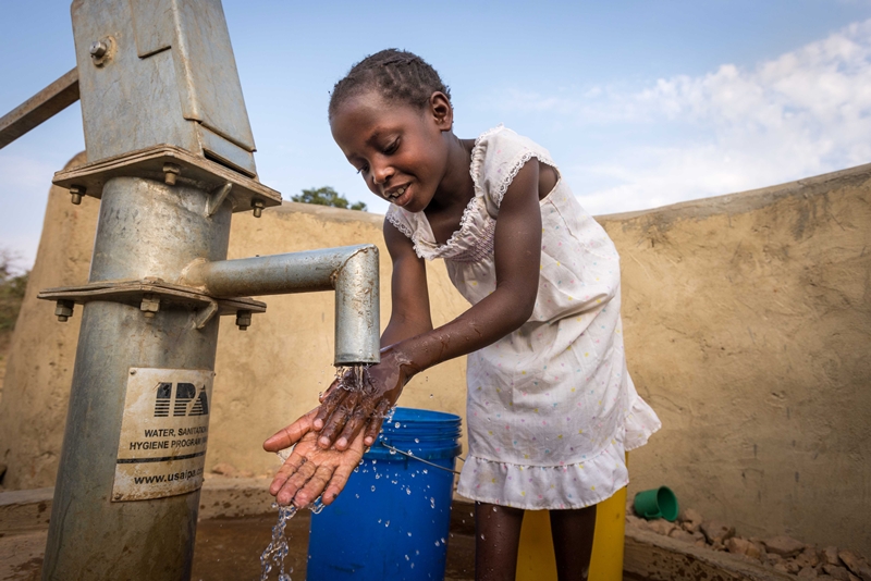 世界展望會為布蘭達村新蓋一口水井，現在朵卡絲不會因為飲用髒水而生病。