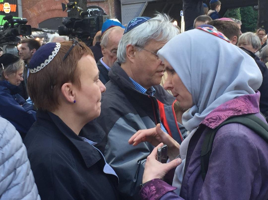 柏林的回教徒也戴着犹太帽参与抗议，谴责反犹太主义。