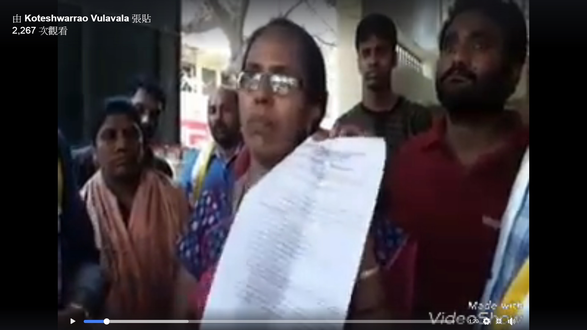 參與復活節遊行的印度教會姐妹出示警方的許可證明。