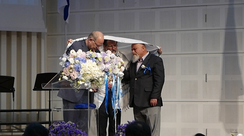 艾維．米茲拉赫戴上猶太大祭司的禱告巾，並披在阿菲夫牧師及猶根布勒牧師身上，以希伯來文為台灣祝福禱告。