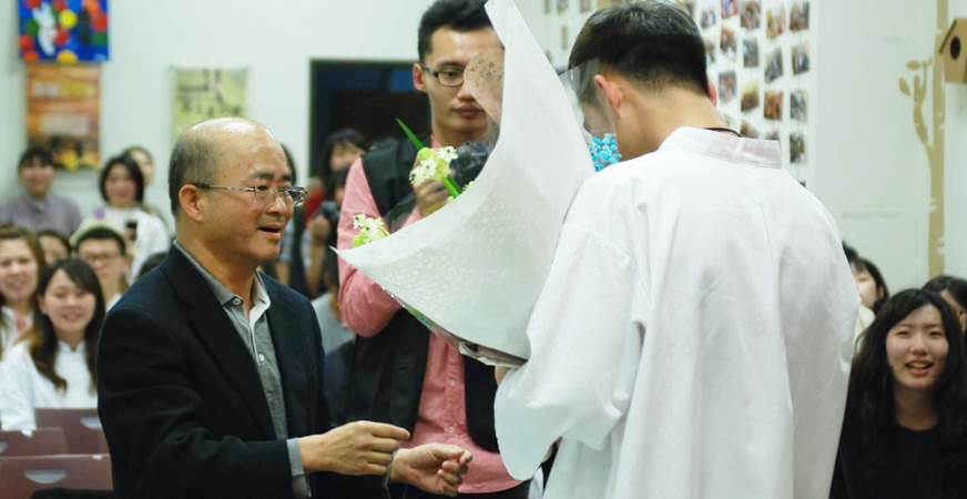 楊錫儒牧師為第一千名受洗的朋友施洗。