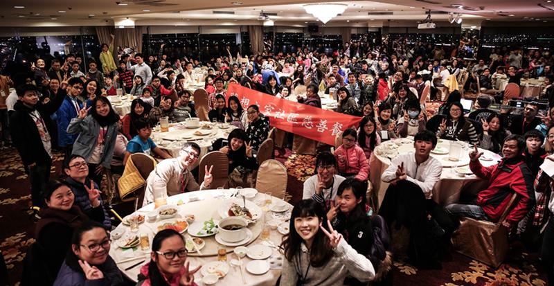 夢想之家與鄉里、學校合作，舉辦「歲末慈善餐會」，邀請萬華地區68個弱勢兒少家庭，超過220位民眾同歡，提前圍爐吃團圓飯，感受節慶的歡喜與溫暖。