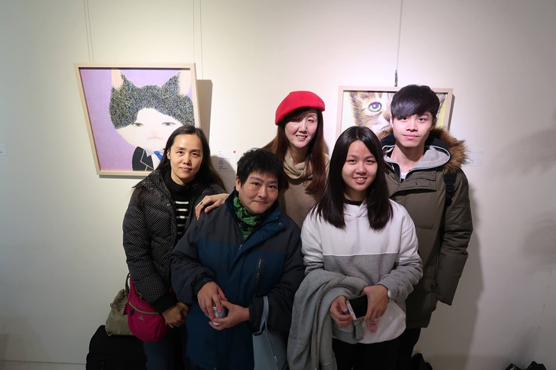 張瓊玉在個展現場與家人合照。