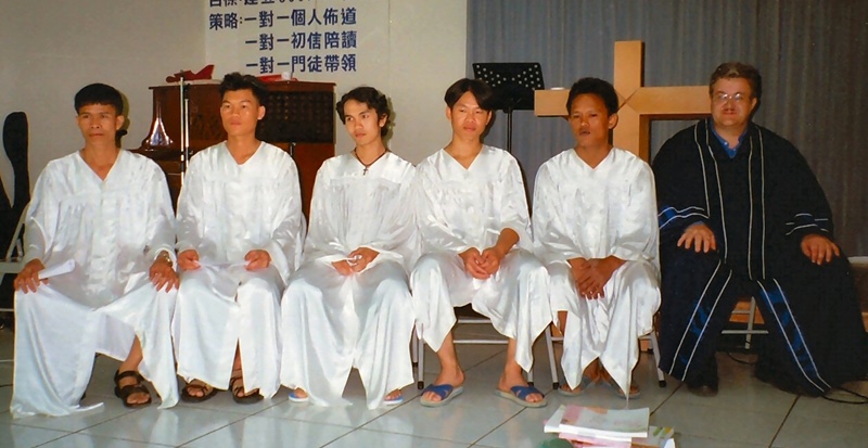 夏義正牧師2000-2003年剛來台灣建立教會、傳福音給泰勞的照片。